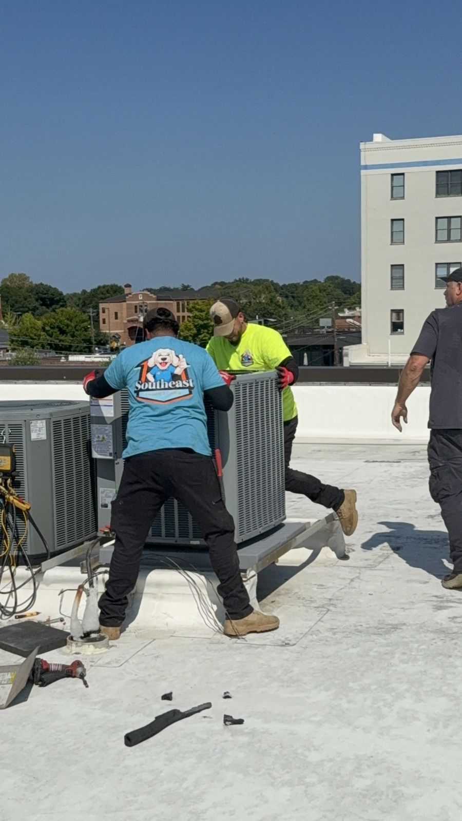 Southeast crew on a rooftop install